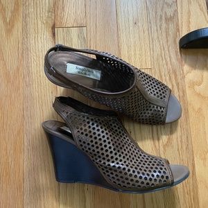 Simply Vera Wang tan wedge sandals sz 7